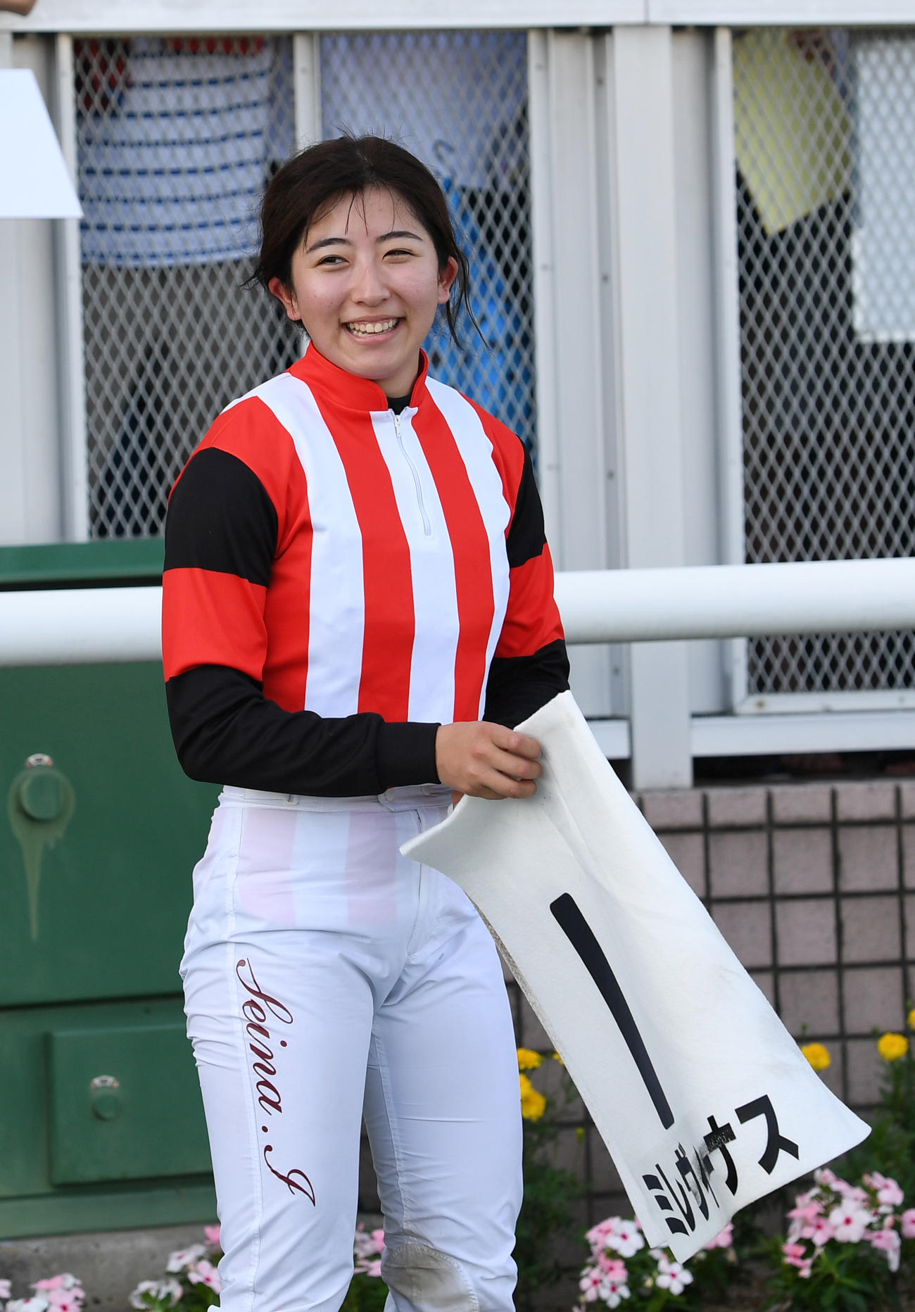新潟12R1着ミレヴィーナスの今村騎手は2勝目を挙げた（撮影・柴田隆二）