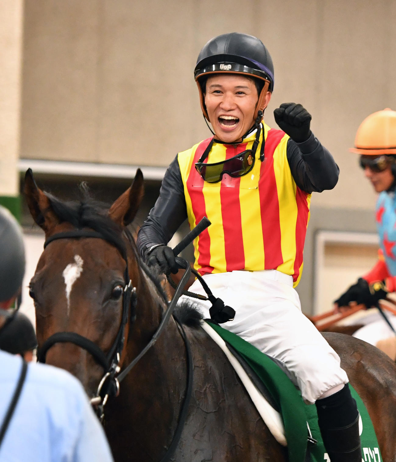 アイビスSDを制したオールアットワンスの石川騎手はガッツポーズする（撮影・柴田隆二）