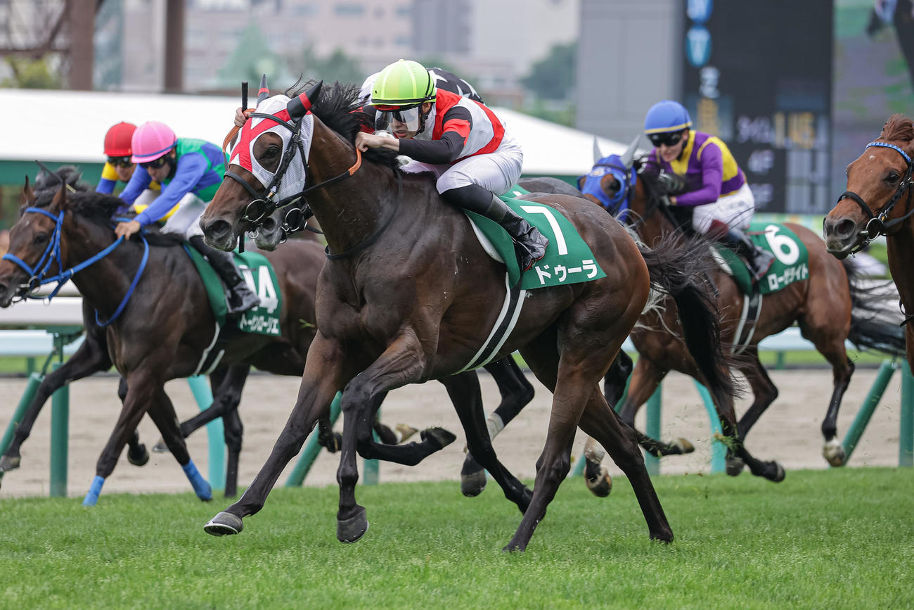 クイーンSを制したドゥーラと斎藤騎手（撮影・村野早祐）