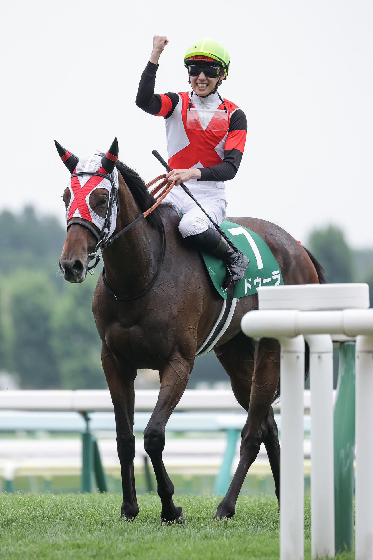 ドゥーラでクイーンSを制しガッツポーズをする斎藤騎手（撮影・村野早祐）