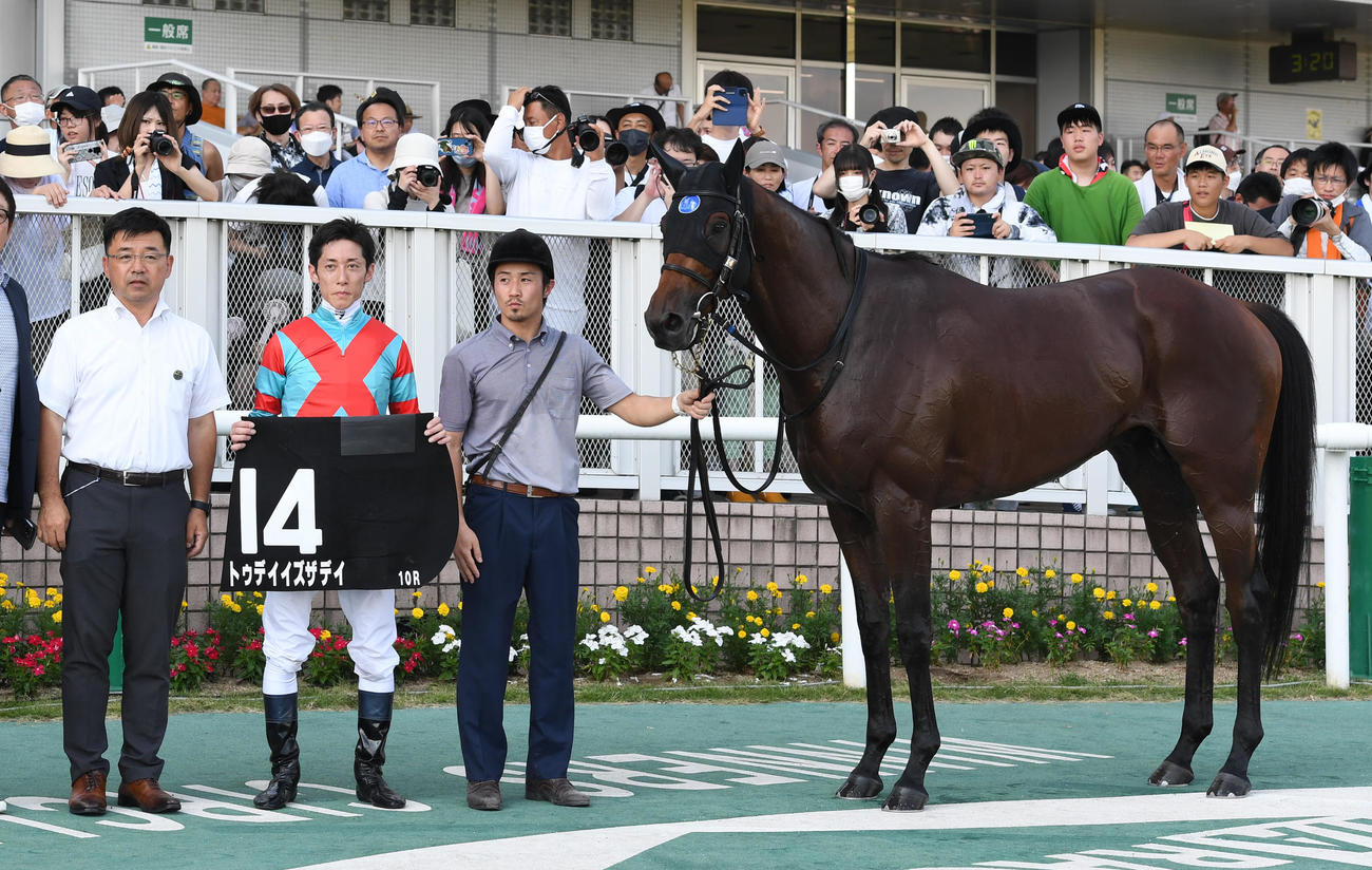 新潟10R、佐渡Sを制したトゥデイイズザデイと津村騎手（撮影・柴田隆二）