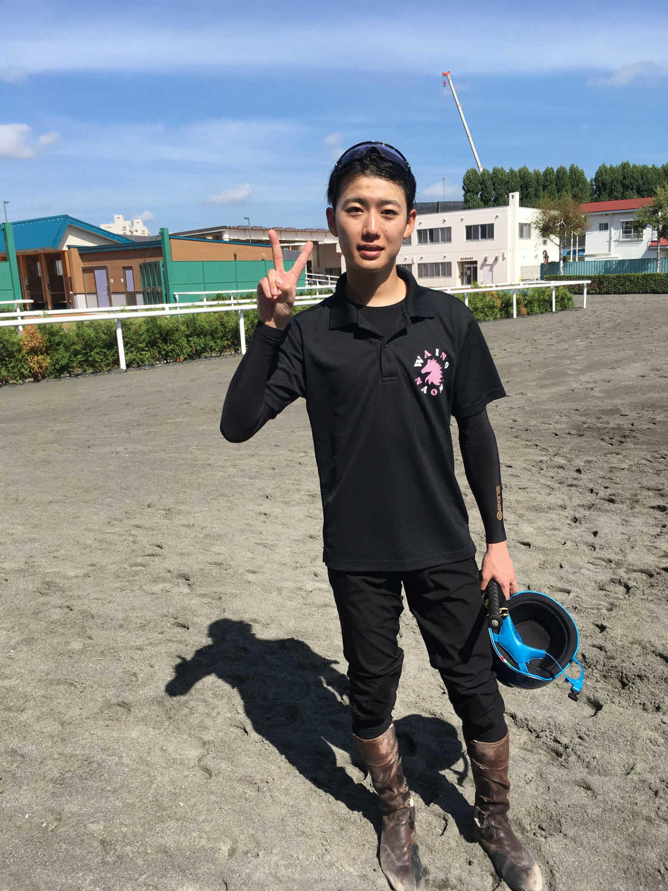 写真撮影にピースサインで応じてくれた斎藤新騎手