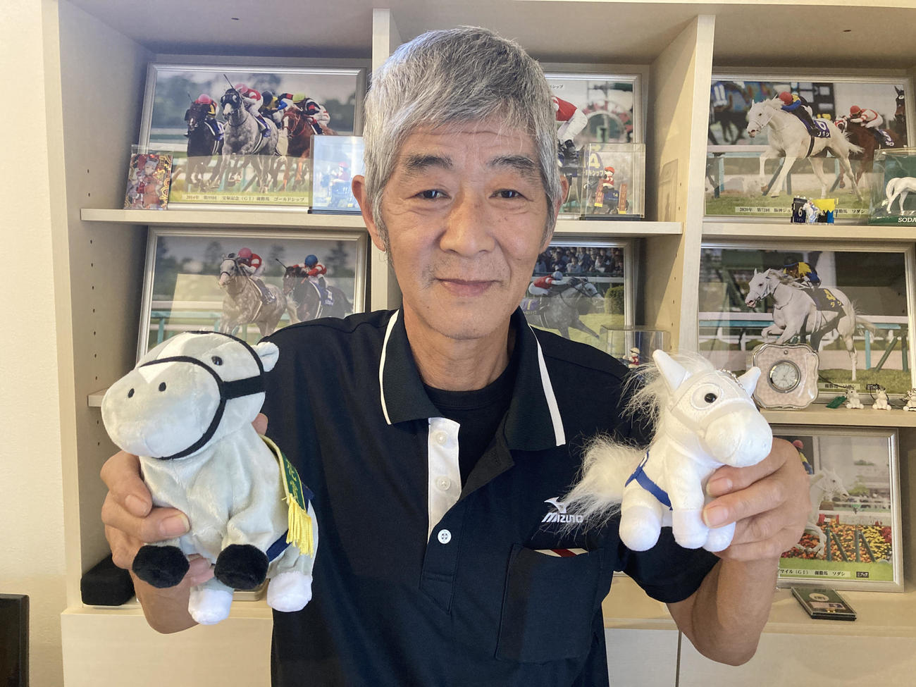 ゴールドシップとソダシのぬいぐるみを手にする今浪元厩務員（撮影・太田尚樹）