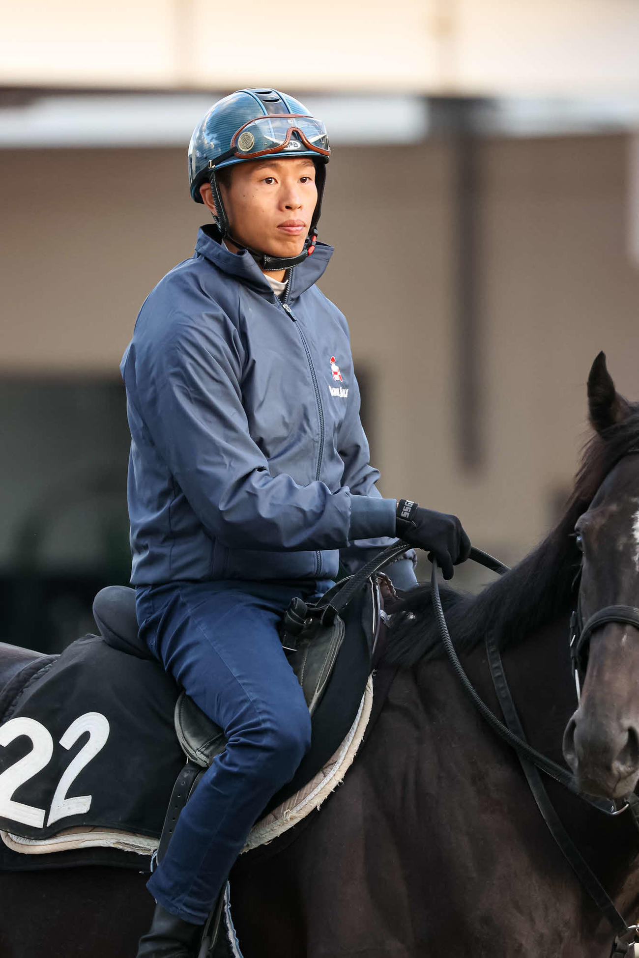 調教に騎乗するホー騎手（2022年8月撮影）