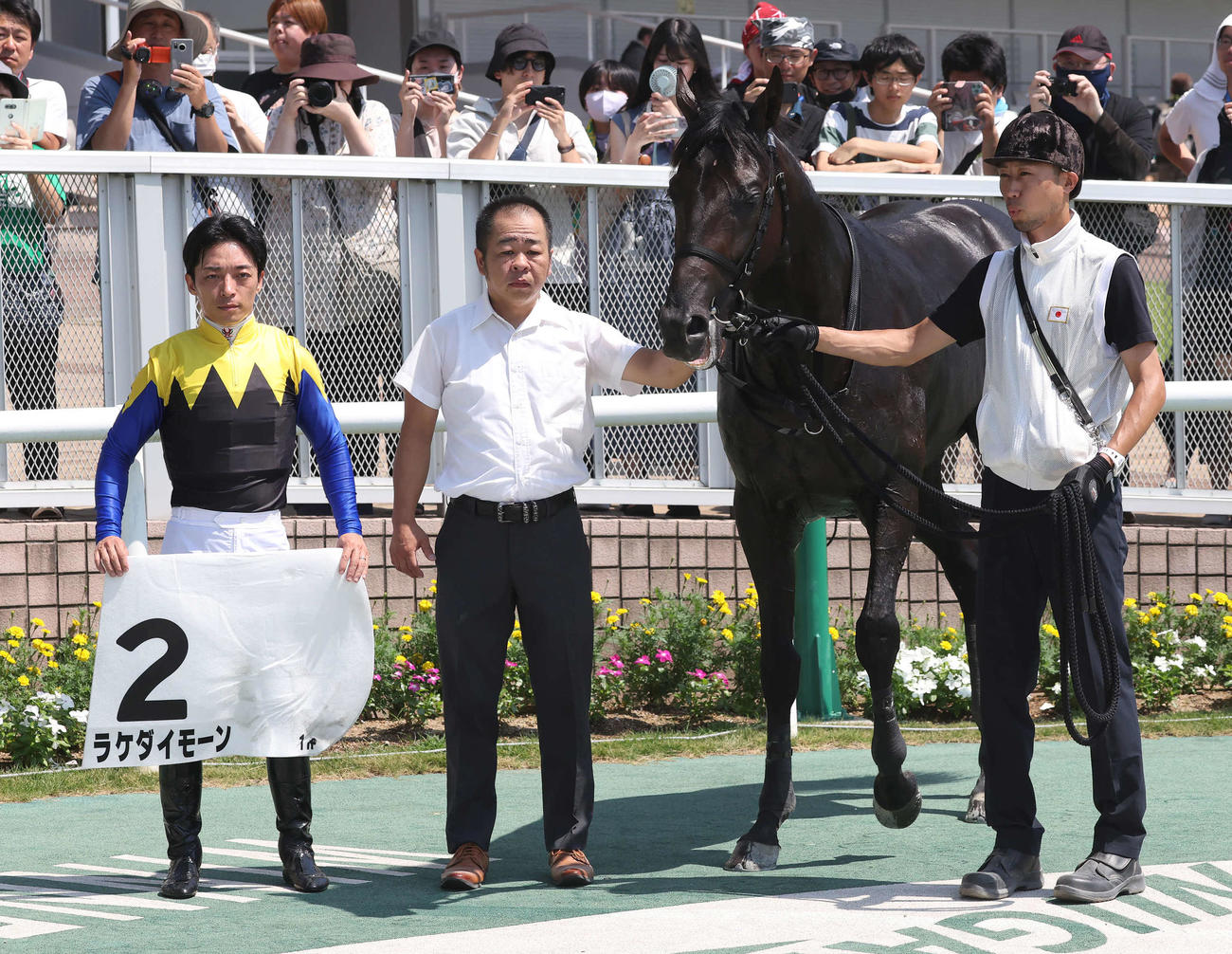 新潟1R、2歳未勝利戦を制したラケダイモーンの口取りをする川田騎手（撮影・丹羽敏通）