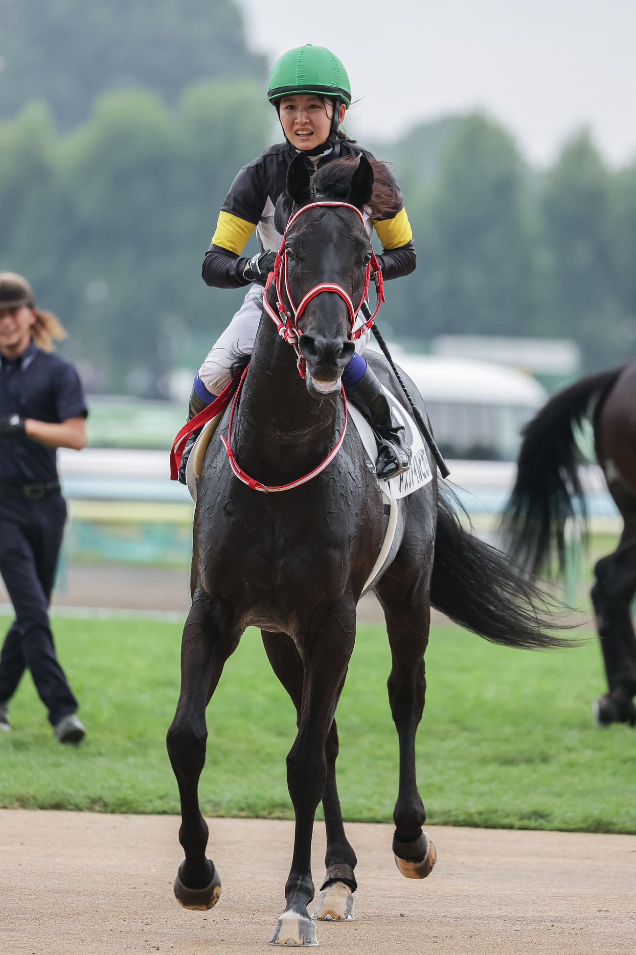 札幌5R、デビュー戦を制したアスクアイルビゼアと古川奈騎手（撮影・村野早祐）