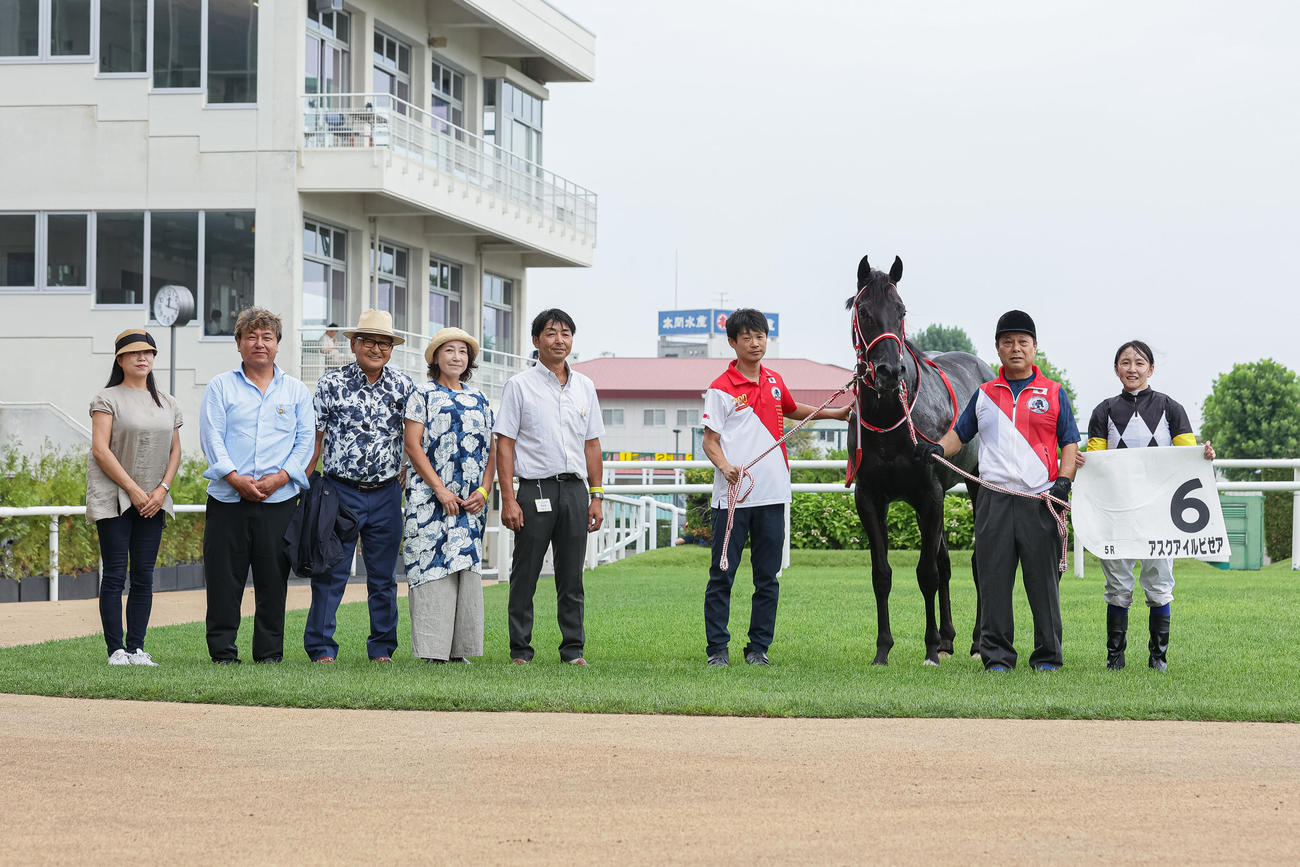 札幌5R、デビュー戦を制したアスクアイルビゼア（撮影・村野早祐）