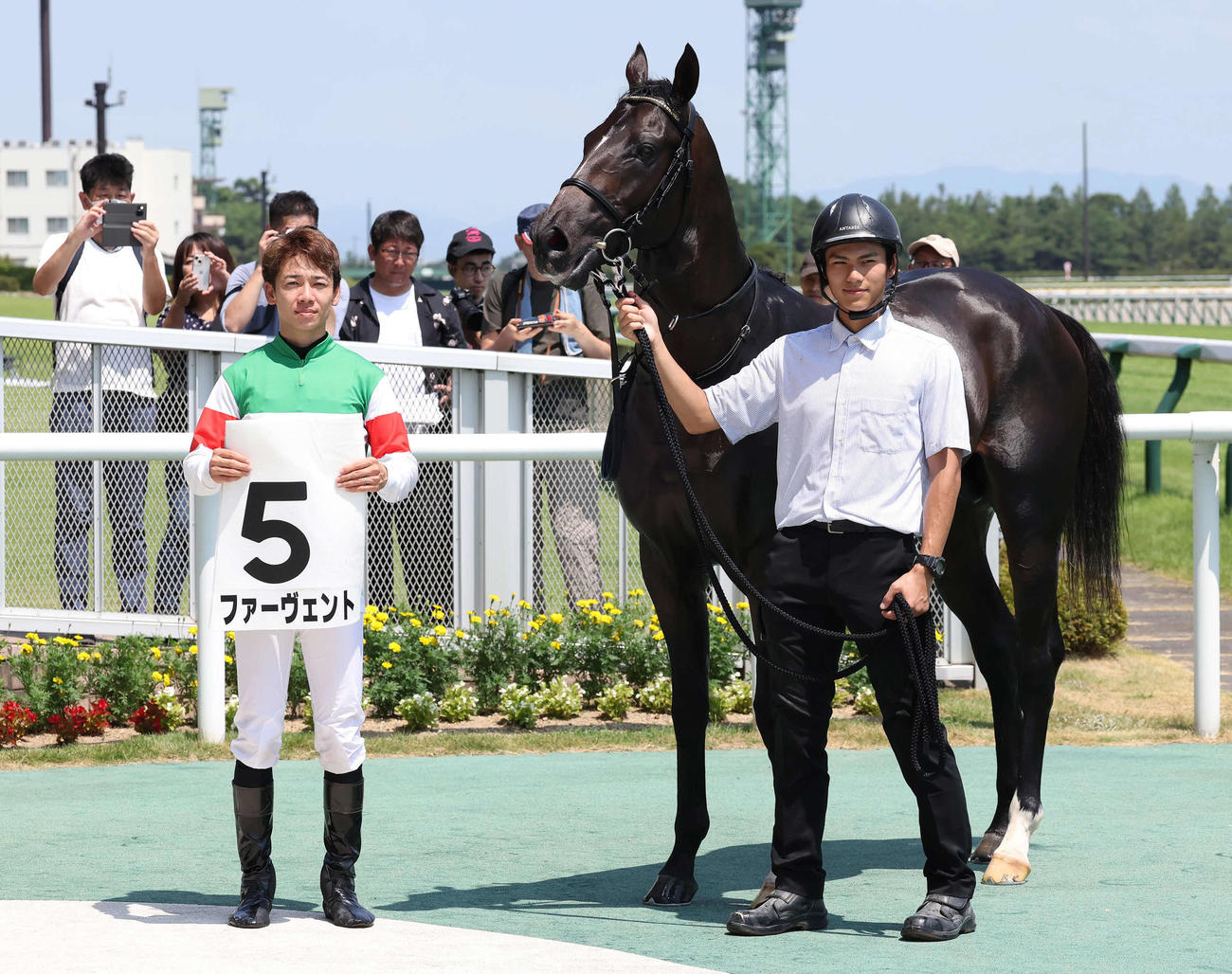 新潟5R、デビュー戦を制したファーヴェントの口取りをする松山騎手（撮影・丹羽敏通）