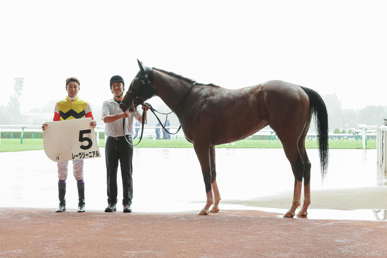 札幌1R、2歳未勝利を制したレーヴジーニアルと武豊騎手（左）（撮影・村野早祐）