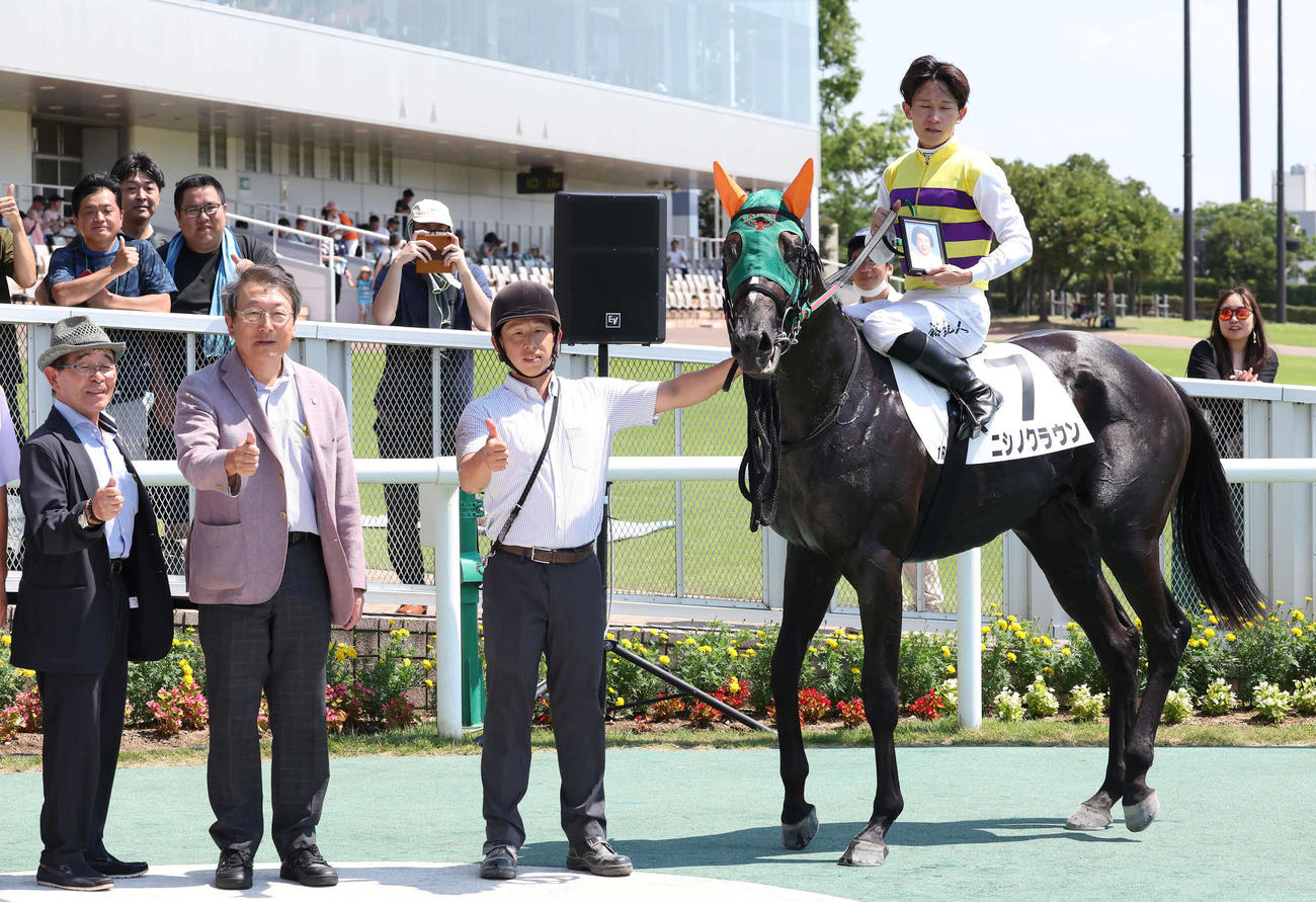 新潟1R、2歳未勝利戦を制したニシノクラウンに騎乗して口取りをする石川騎手（撮影・丹羽敏通）