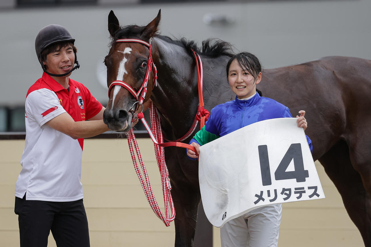 札幌4R、3歳未勝利を制したメリタテスと古川奈騎手（撮影・村野早祐）