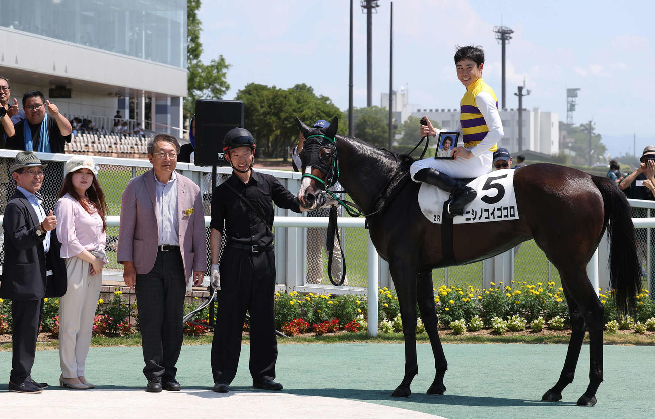 新潟2R、2歳未勝利戦を制したニシノコイゴコロに騎乗して口取りをする野中騎手（撮影・丹羽敏通）