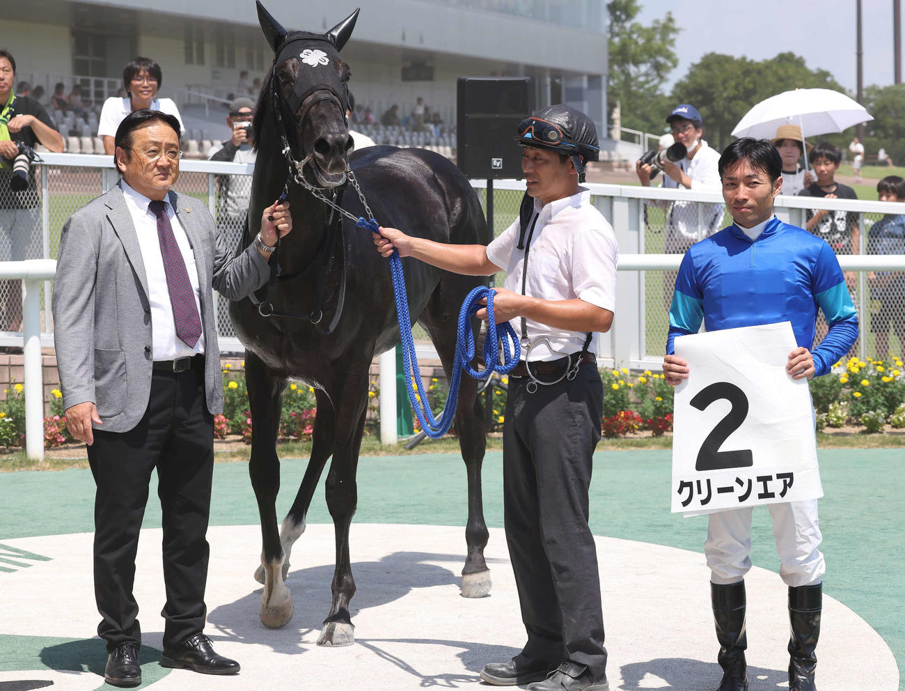 新潟5R、2歳新馬戦を制したクリーンエアの口取りをする上原博師と大野騎手（撮影・丹羽敏通）