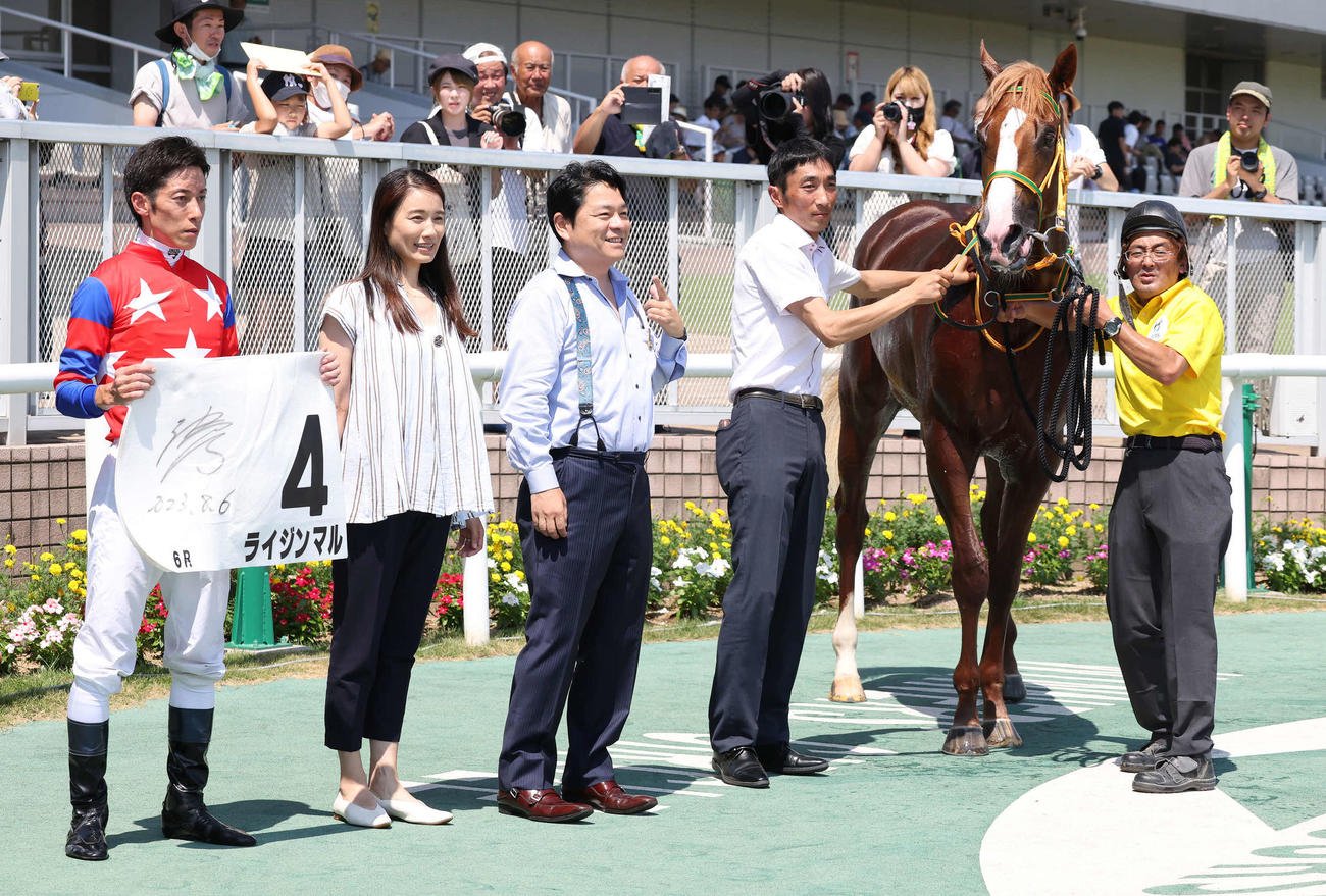 新潟6R、2歳新馬戦を制したライジンマルの口取りをする津村騎手（左）（撮影・丹羽敏通）