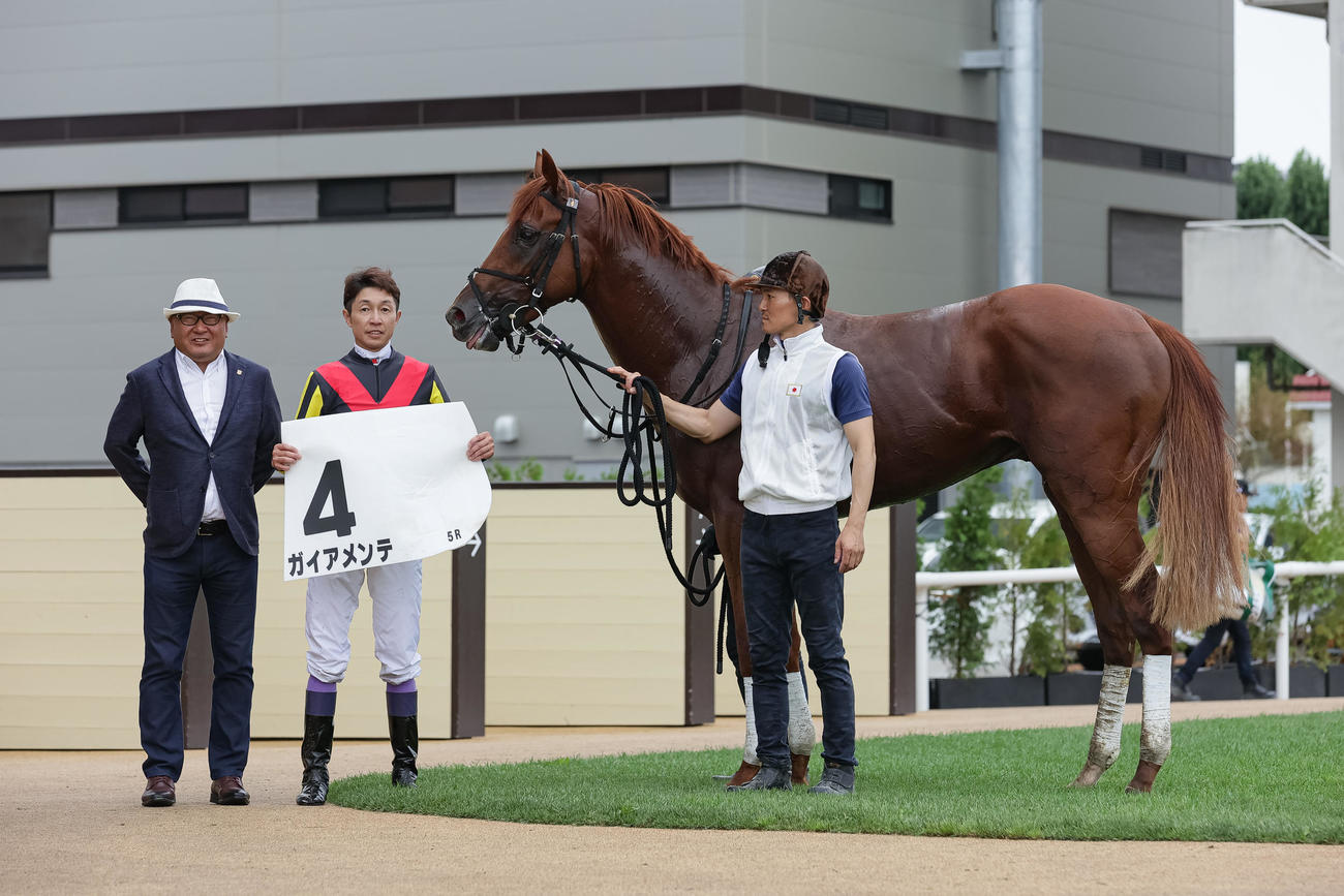 札幌5R、デビュー戦を制したガイアメンテと武豊騎手（左から2人目）（撮影・村野早祐）