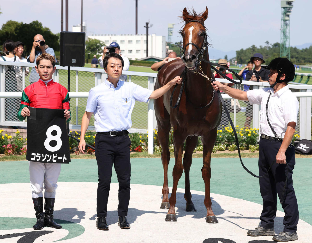 ダリア賞を制したコラソンビートの口取りをする戸崎騎手と加藤士師（中央）（撮影・丹羽敏通）