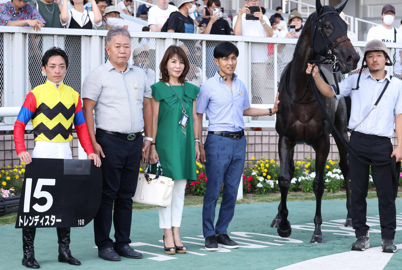 驀進特別を制したトレンディスターの口取りをする川田騎手（撮影・丹羽敏通）