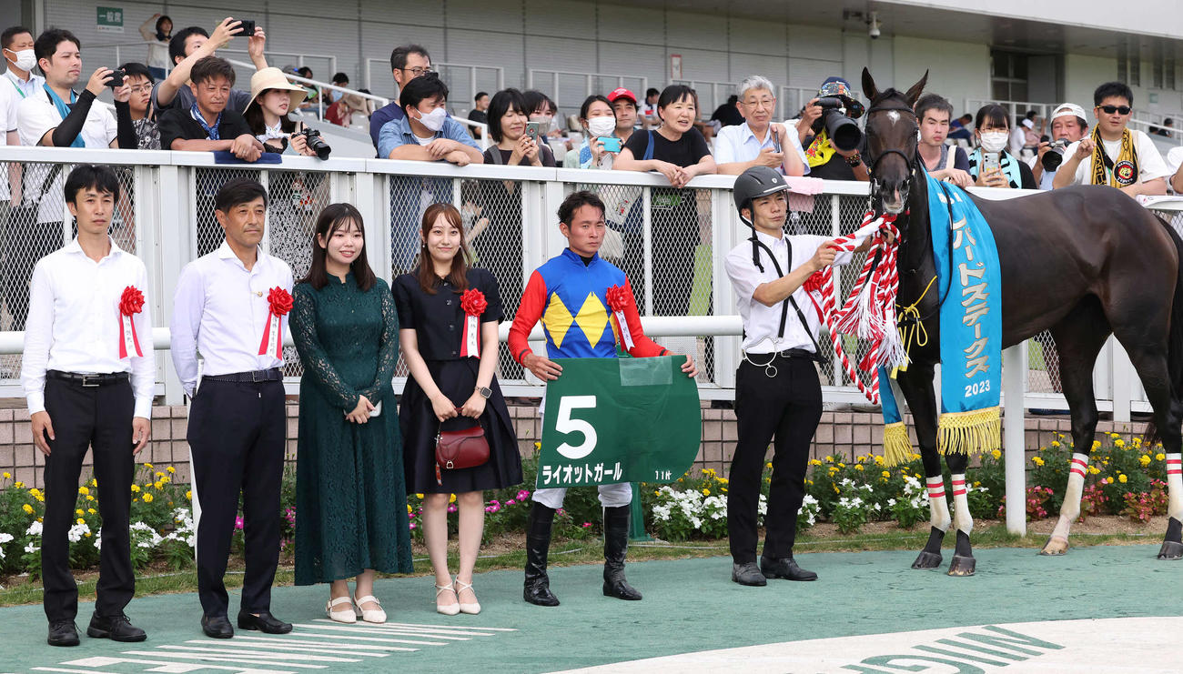 レパードSを制したライオットガールの口取りをする岩田望騎手（左から5人目）。左端は中村師