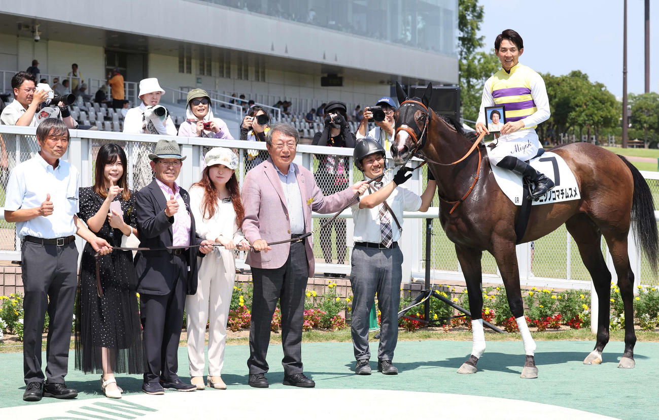 2歳牝馬新馬戦を制したニシノコマチムスメに騎乗して口取りに参加した幸騎手（2023年8月5日撮影）