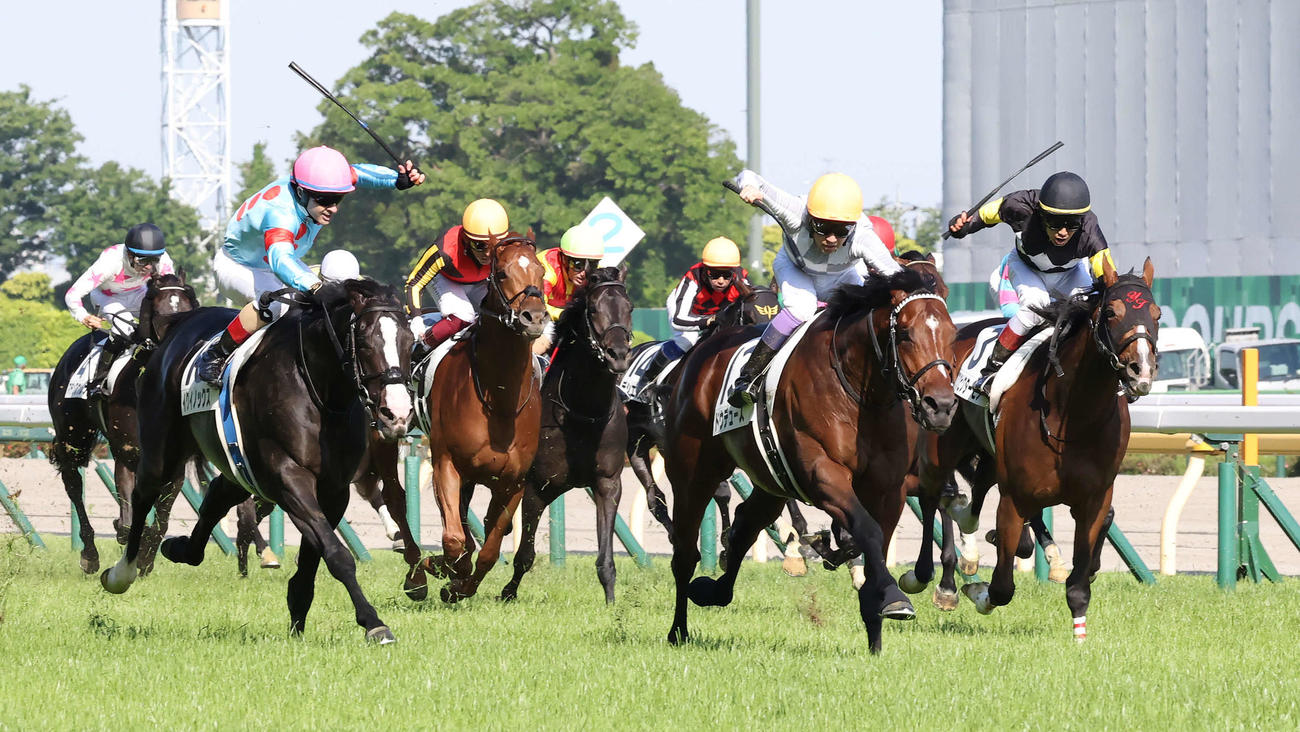 22年5月、日本ダービー最後の直線で競り合う、前列左からイクイノックス、ドウデュース、アスクビクターモア