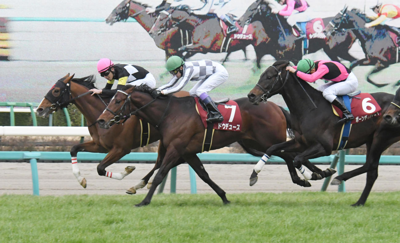 22年3月、直線抜け出したアスクビクターモア（左）が弥生賞を制した。中央は2着のドウデュース
