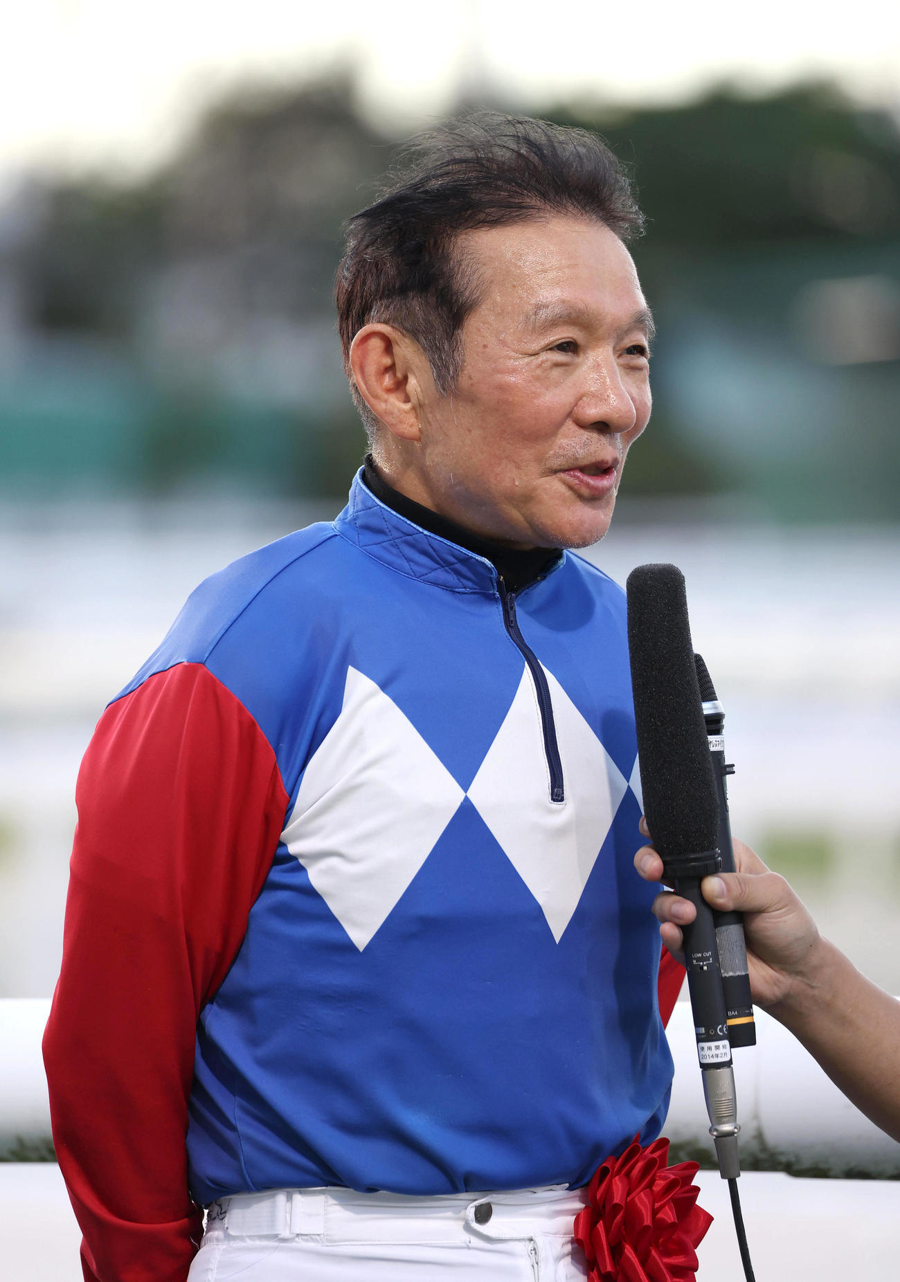 マミエミモモタローで兵庫ジュベナイルCを制しインタビューで笑顔を見せる川原騎手（撮影・白石智彦）