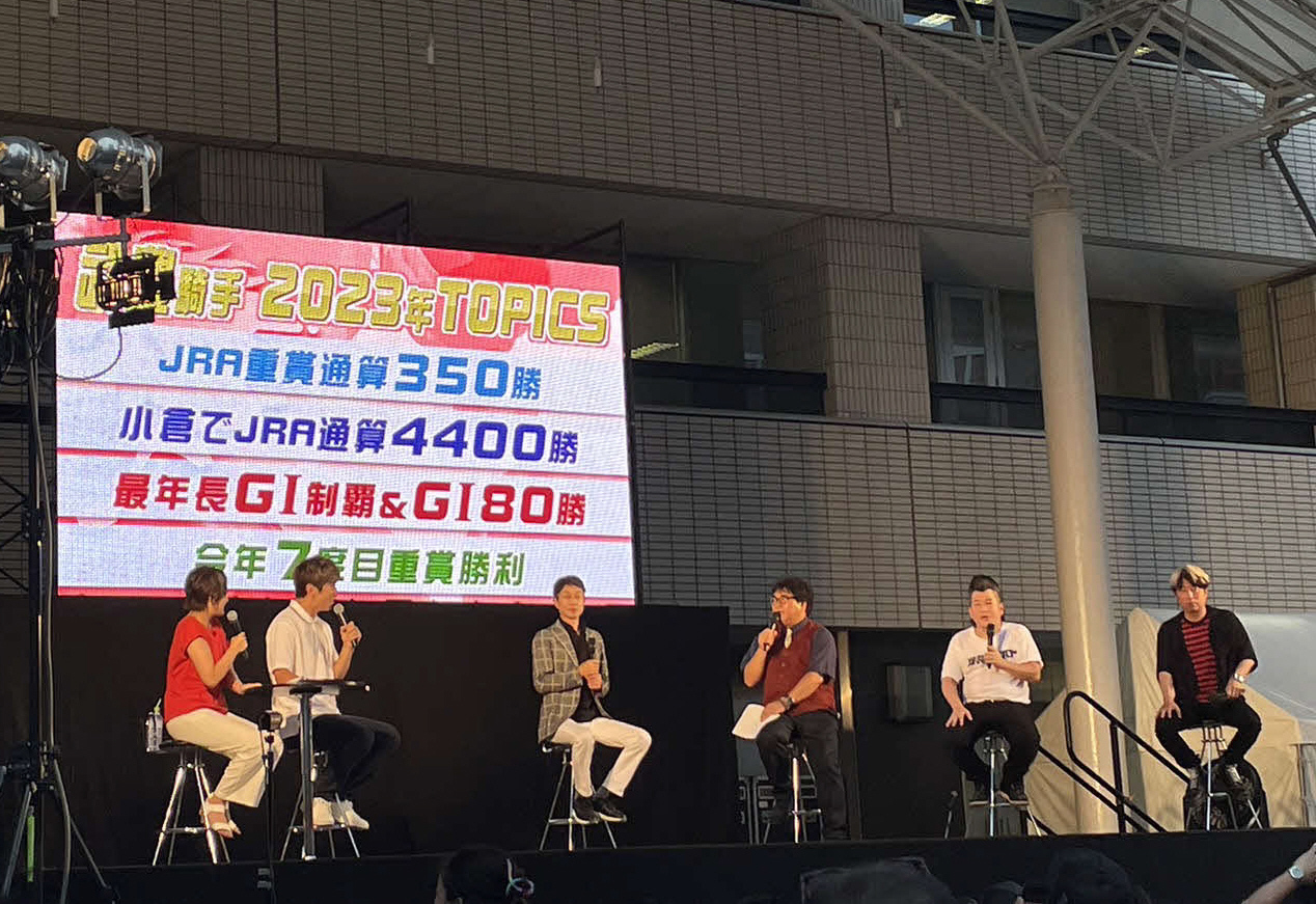 福岡市内でトークショーを行う武豊騎手（左から3人目）