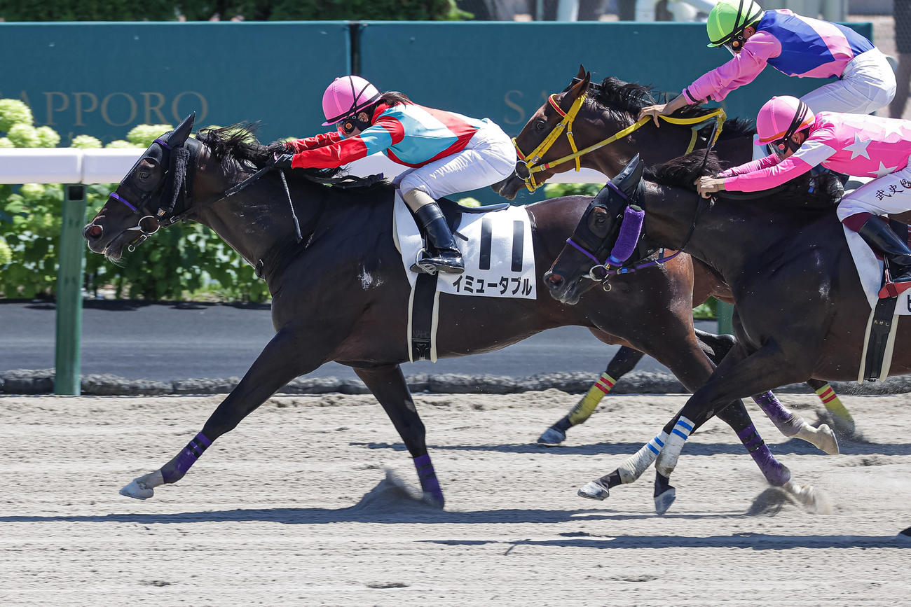 札幌3R、3歳未勝利を勝ち上がったイミュータブルと古川奈騎手（撮影・村野早祐）