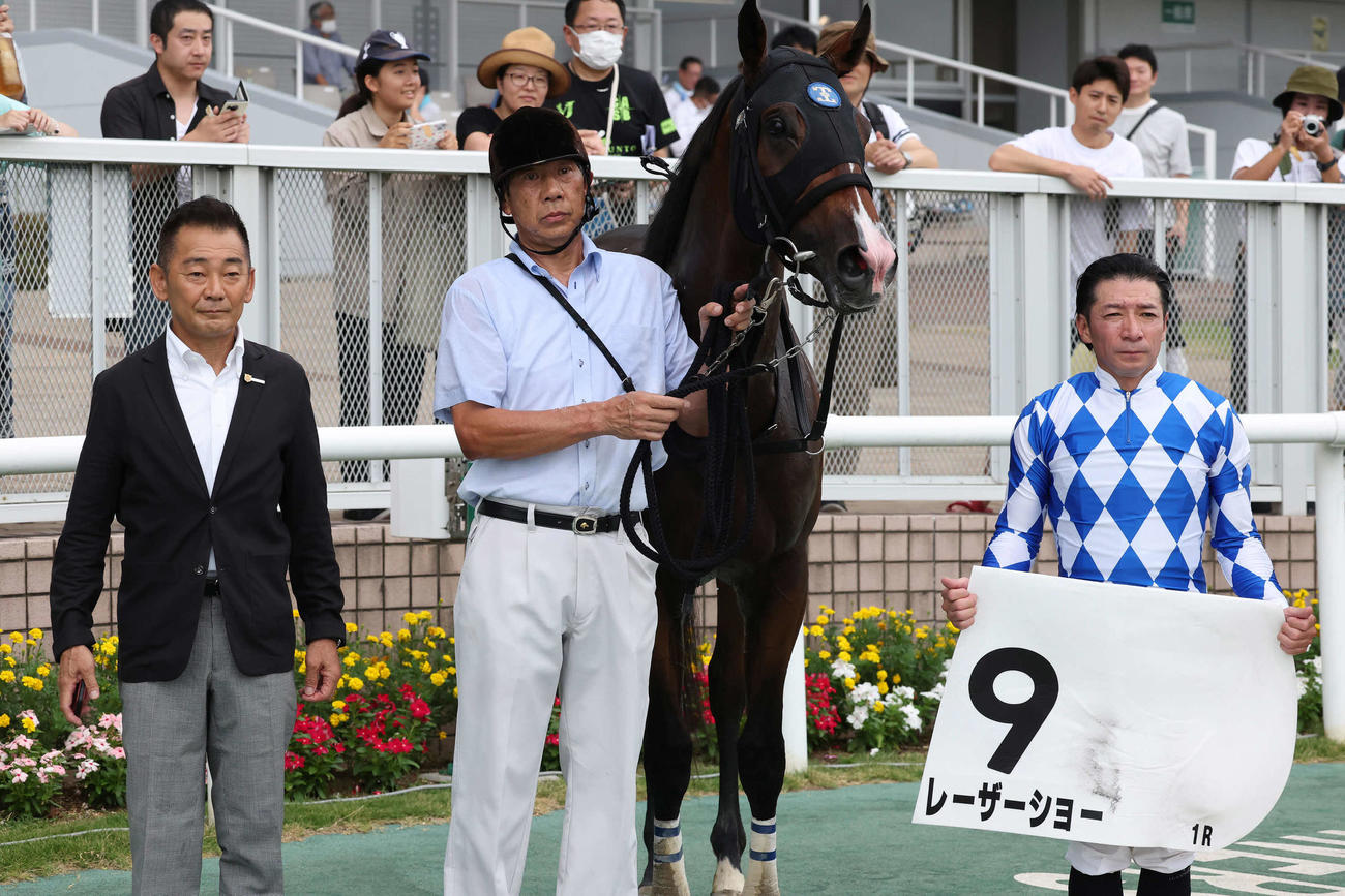 2歳未勝利戦を制したレーザーショーの口取りをする田中剛師（左）と内田騎手（撮影・丹羽敏通）