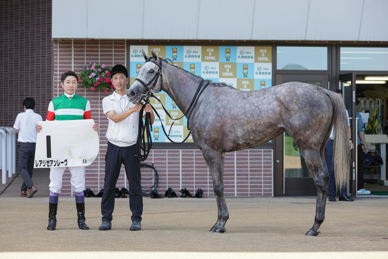 札幌5R、デビュー戦を制したレアリゼアンレーヴと武豊騎手（撮影・村野早祐）