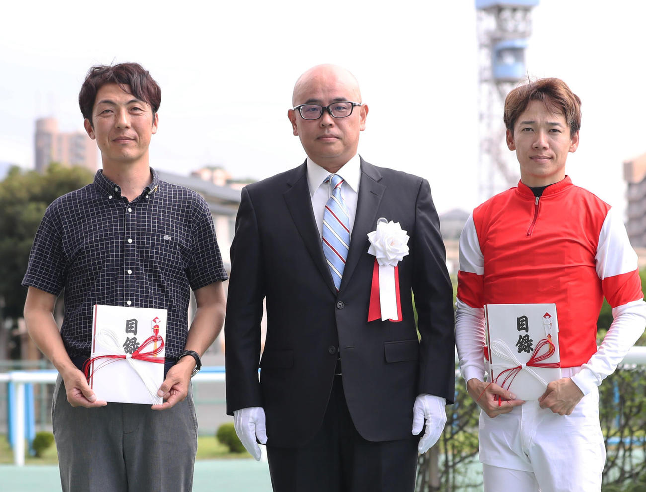 西部日刊スポーツ杯表彰式後に記念撮影に納まる、左から吉岡調教師、浜崎西部本社代表、松山騎手