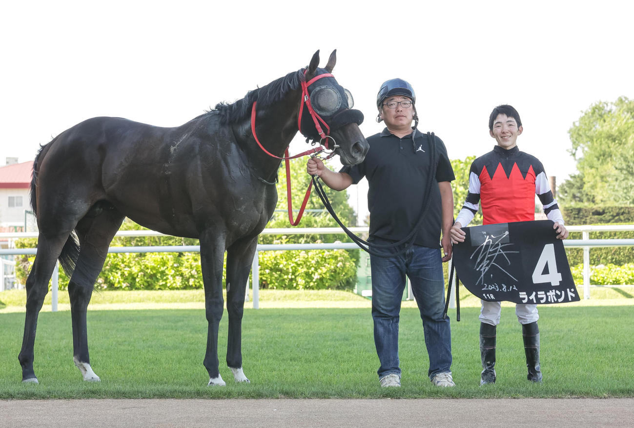 ライラボンドで大雪ハンデを制し口取りに臨む小林勝太騎手（撮影・村野早祐）