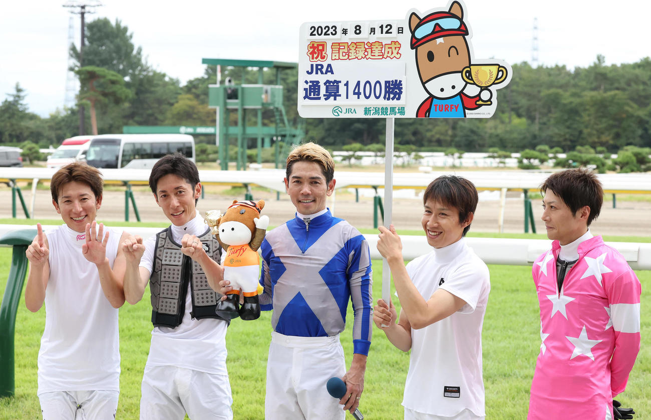 新潟6R、キャプテンネキで2歳牝馬の新馬戦を制してJRA通算1400勝を達成した戸崎騎手（左から3人目）（撮影・丹羽敏通）
