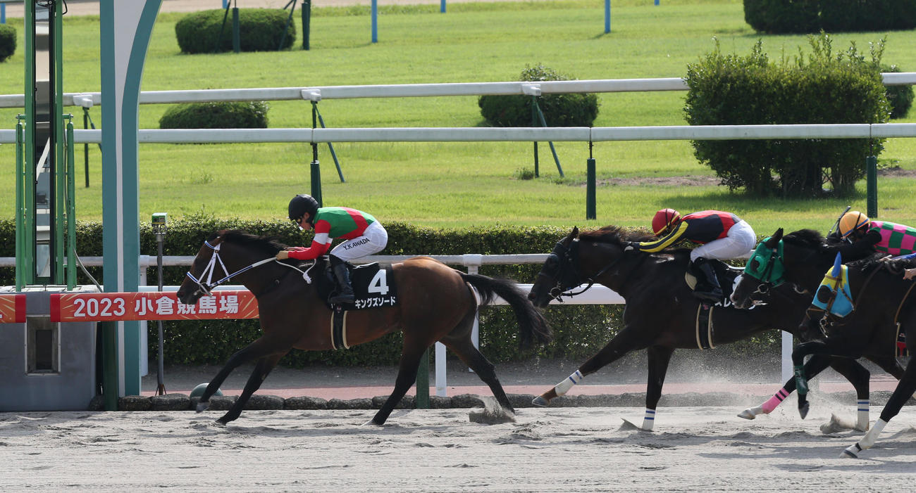 差し切って阿蘇Sを制したキングズソードと川田騎手（撮影・冨田成美）