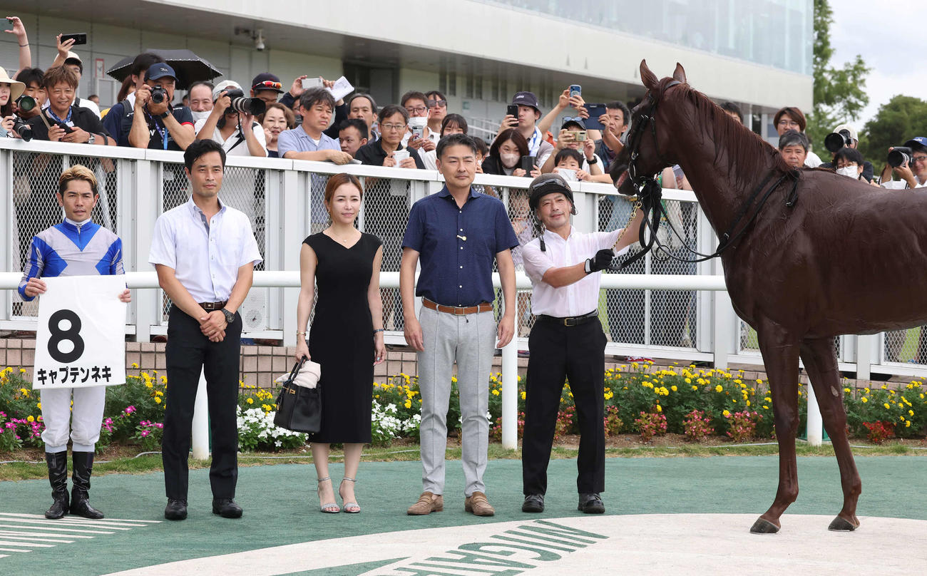 新潟6R、牝馬限定の新馬戦を制したキャプテンネキの口取りをする戸崎騎手（撮影・丹羽敏通）