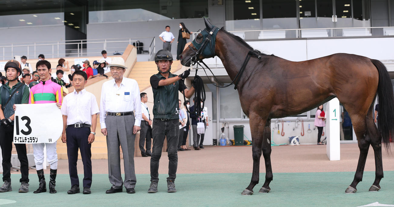 新馬戦を制したテイエムチュラランの口取り（撮影・冨田成美）