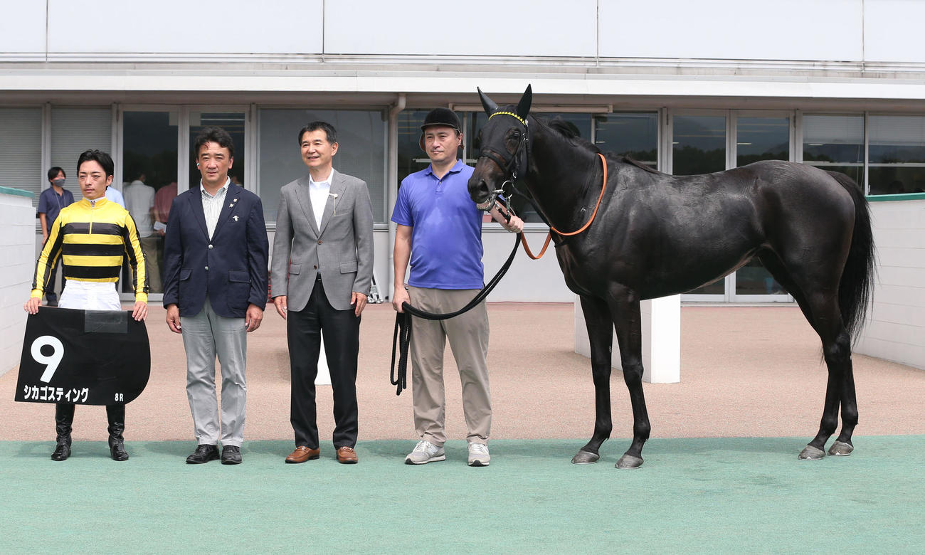 フェニックス賞を勝ったシカゴスティングの口取り（撮影・冨田成美）