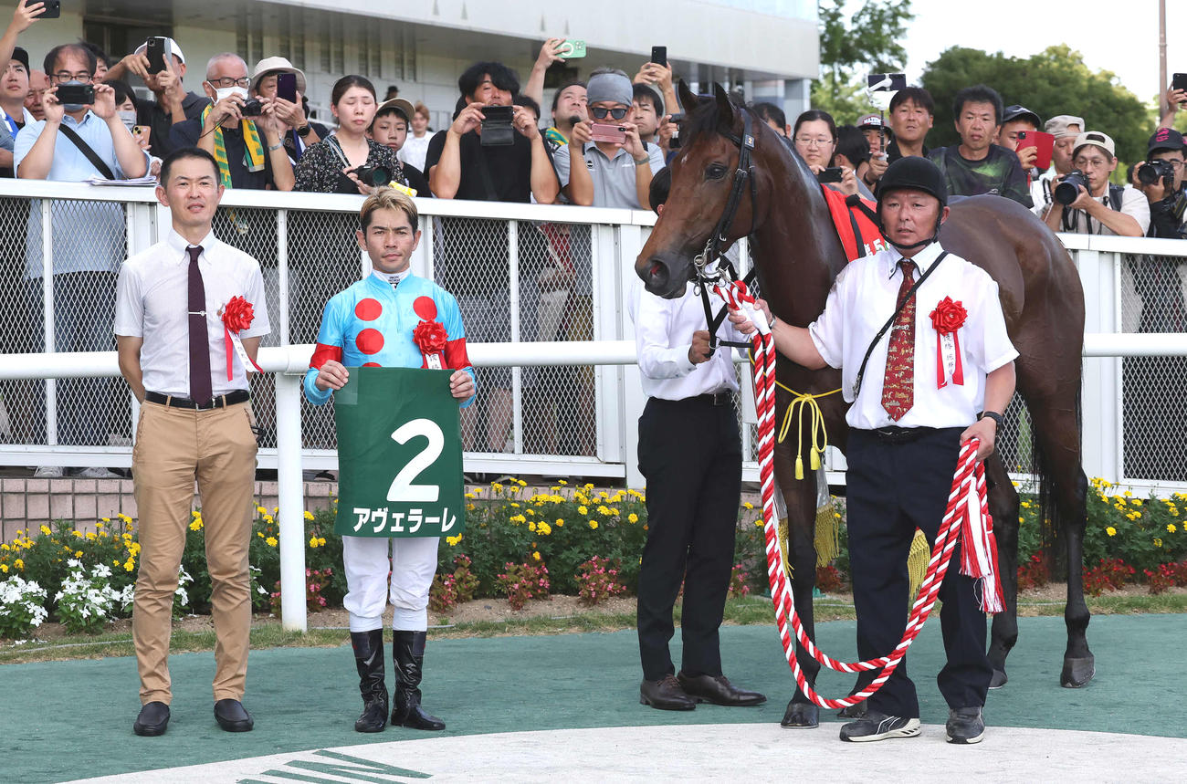 関屋記念を制したアヴェラーレの口取りをする木村師と戸崎騎手（撮影・丹羽敏通）