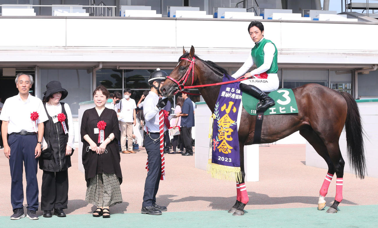 エヒトで小倉記念を制し口取りに臨む川田将雅騎手（撮影・冨田成美）