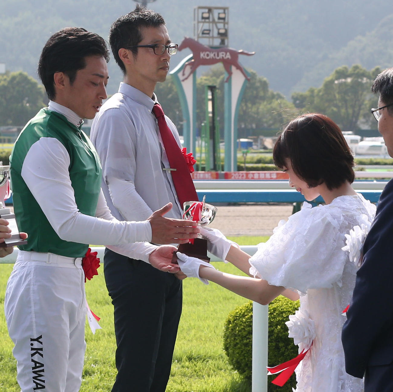 小倉記念を制した川田将雅騎手（左）はプレゼンターの見上愛からカップを受け取る（撮影・冨田成美）