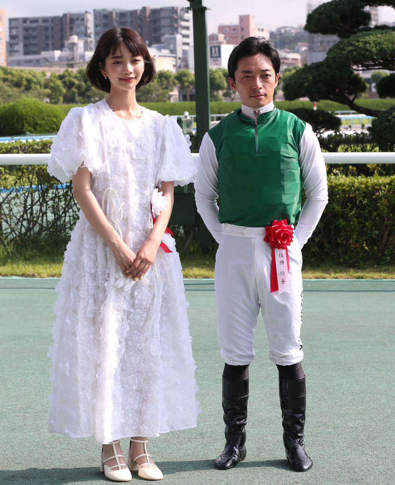 小倉記念を制した川田将雅騎手（右）とプレゼンターの見上愛は記念撮影に納まる（撮影・冨田成美）