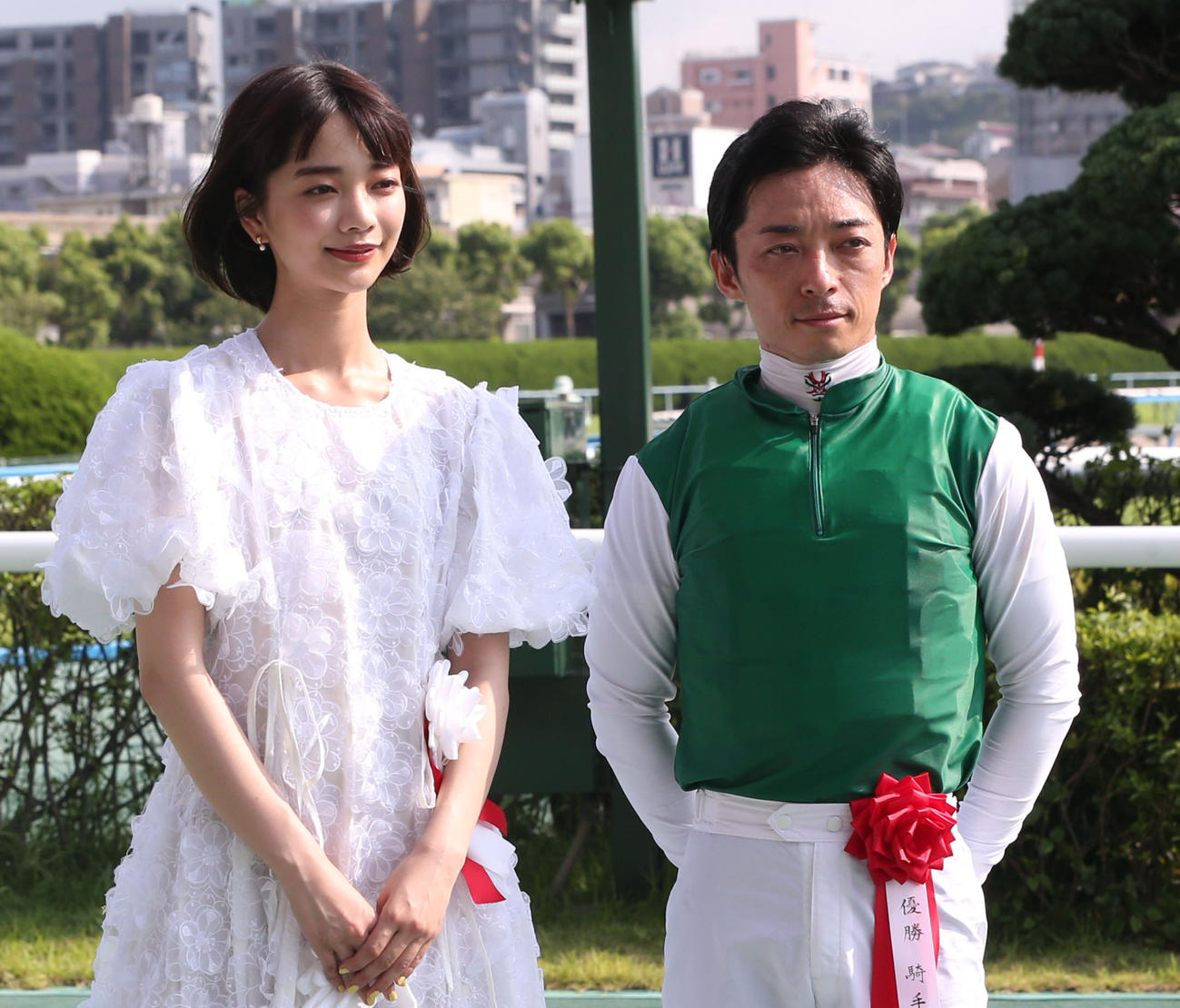 小倉記念を制した川田将雅騎手（右）とプレゼンターの見上愛（撮影・冨田成美）