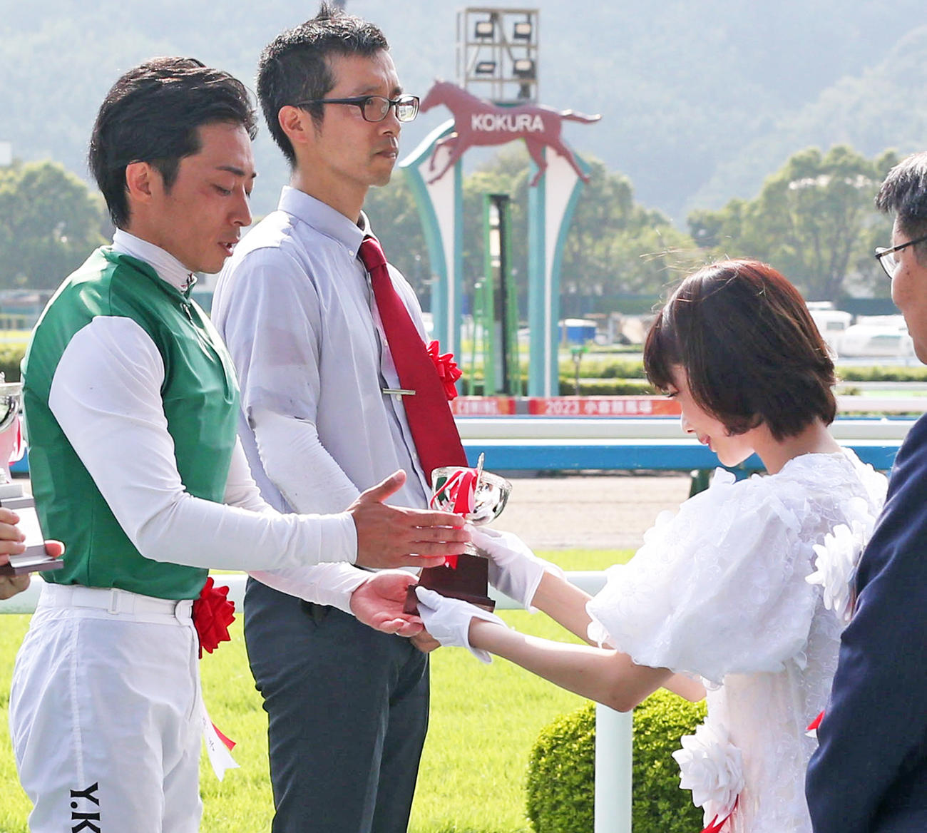 小倉記念を制した川田将雅騎手（左）はプレゼンターの見上愛からカップを受け取る（撮影・冨田成美）