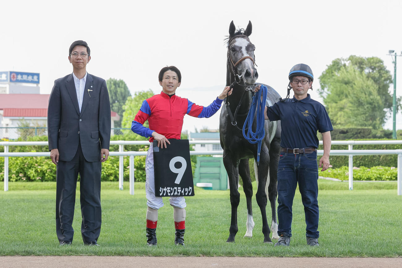 札幌11R、UHB賞を制したシナモンスティックと松岡騎手（左から2人目）（撮影・村野早祐）