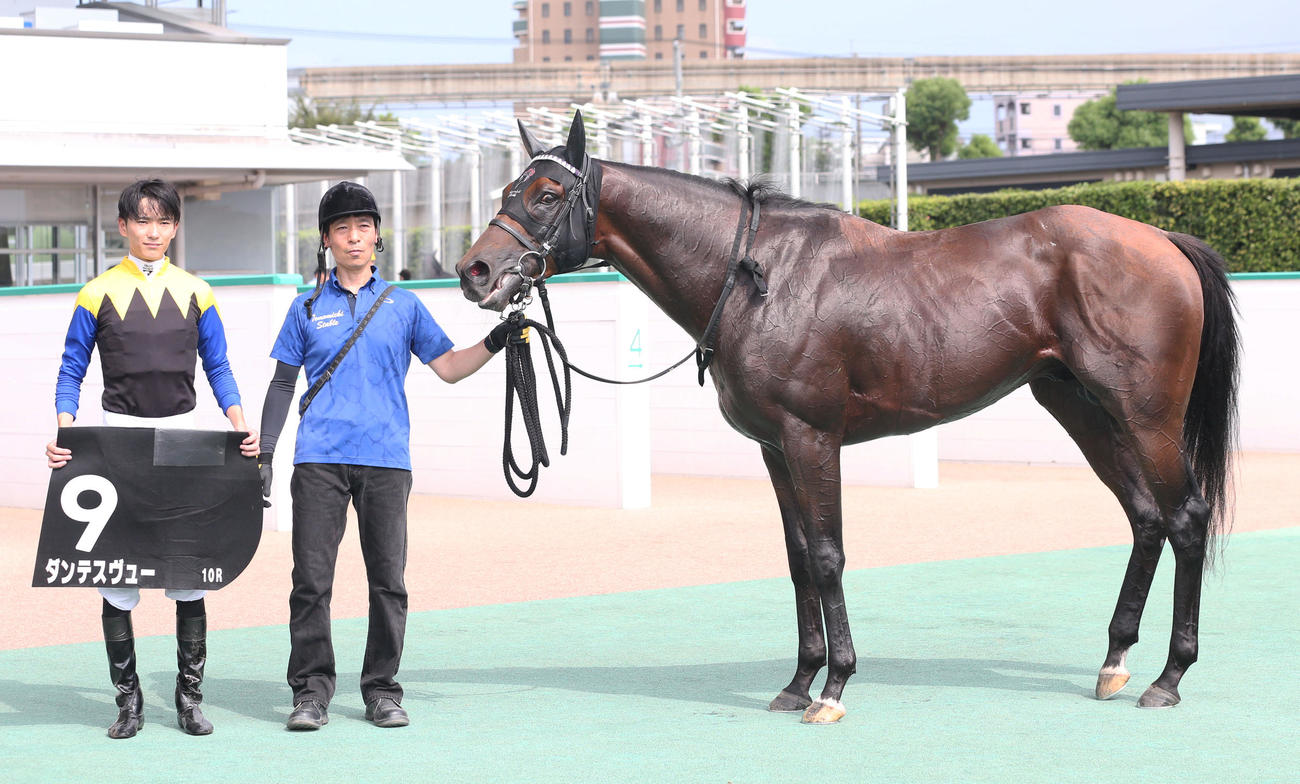 博多Sを快勝したダンテスヴューと坂井騎手（左）（撮影・冨田成美）