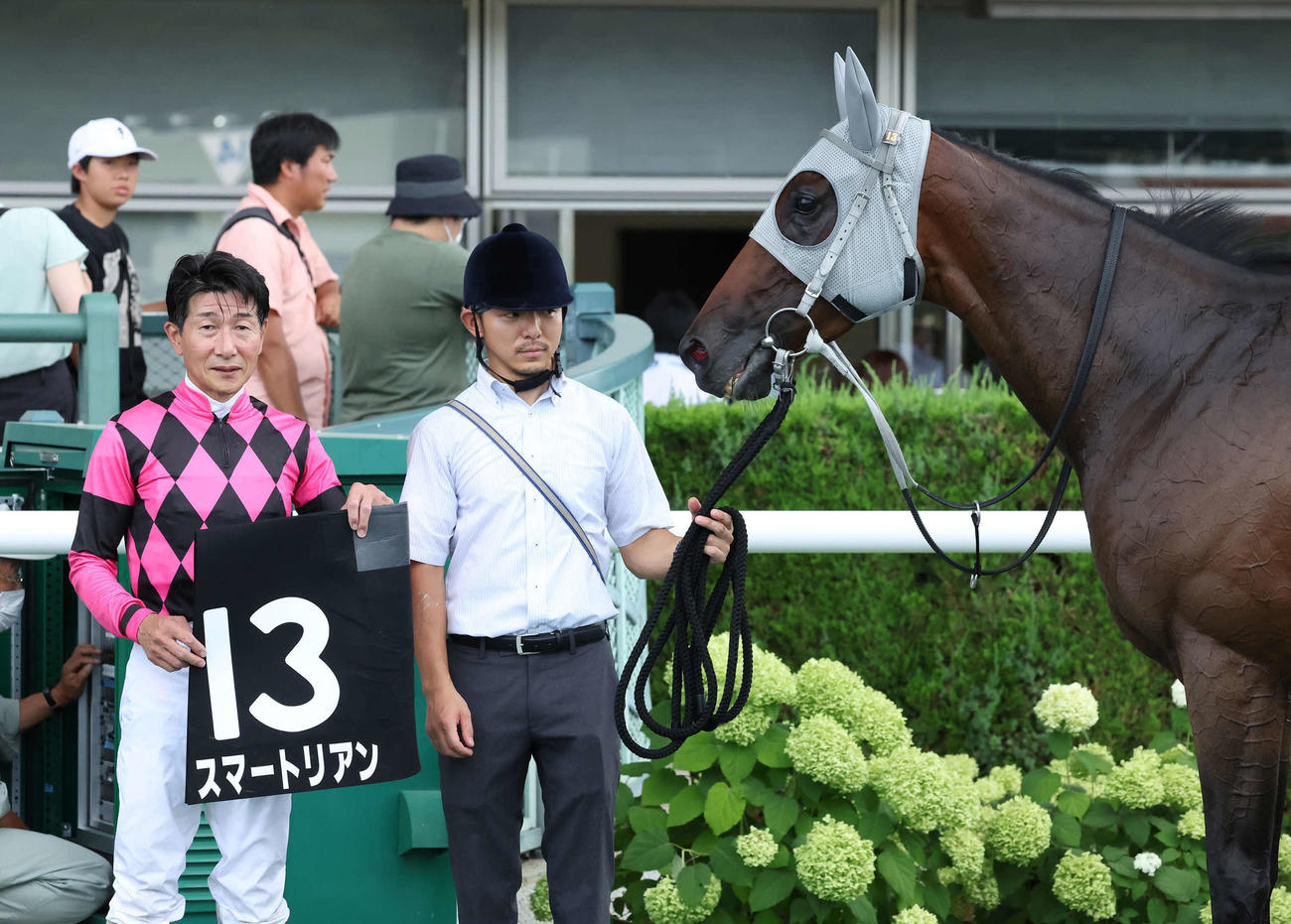 福島テレビOPを制したスマートリアンの口取りをする柴田善騎手（2023年7月16日撮影）