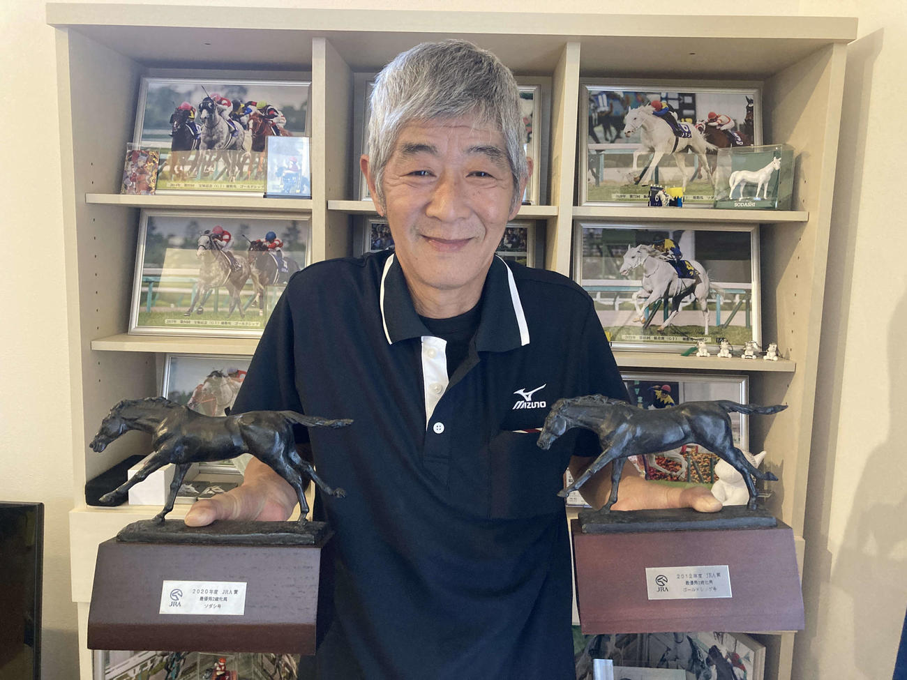 ゴールドシップとソダシで獲得したJRA賞のトロフィーを手にする今浪元厩務員（撮影・太田尚樹）