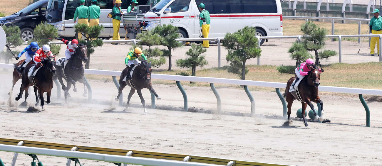 新潟3R、2歳新馬戦を制したブループリマドンナと北村宏騎手（撮影・丹羽敏通）