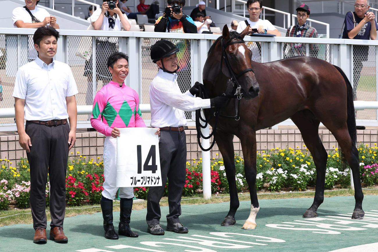新潟3R、2歳新馬戦を制したブループリマドンナの口取りをする小林師と北村宏騎手（撮影・丹羽敏通）