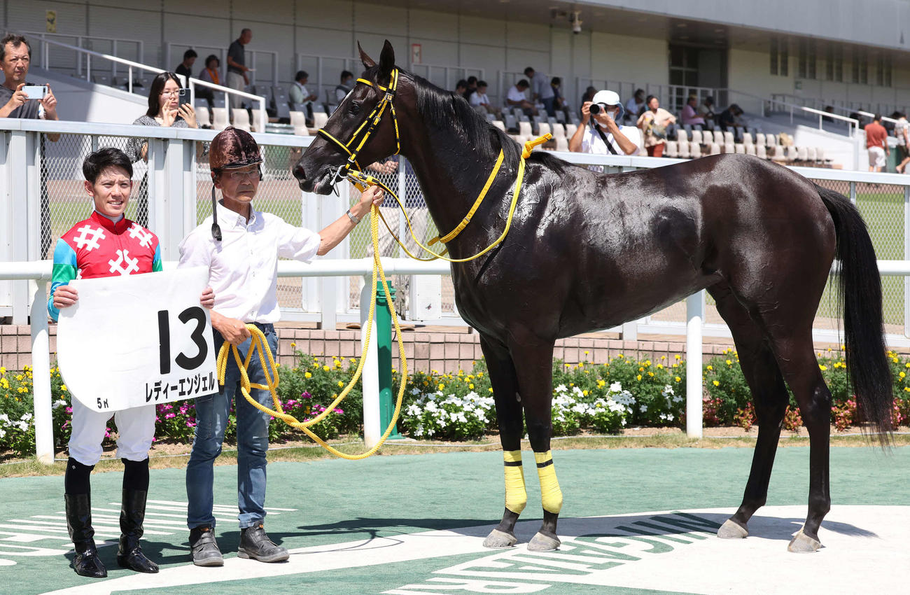 新潟5R、新馬戦を制したレディーエンジェルの口取りをする菱田騎手（撮影・丹羽敏通）